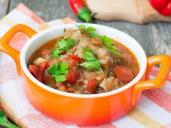 Кролик в винном соусе, в горшочке