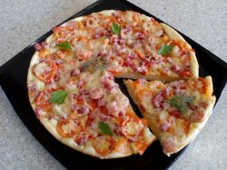 Пицца с копчеными сосисками на сковороде