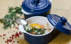 Яйца с шампиньонами и беконом в горшочках