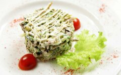 Салат «Купеческий» со свининой, грибами и сыром