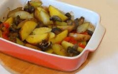 Запеченный картофель с грибами и болгарским перцем