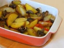 Запеченный картофель с грибами и болгарским перцем