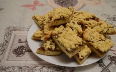 Тертый пирог с вареньем и грецкими орехами