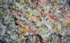 Рыбный салат с огурцами и кукурузой
