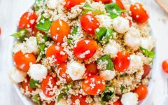 Салат из помидоров и киноа с моцареллой