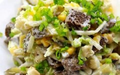 Салат из пекинской капусты с сухариками и чесноком