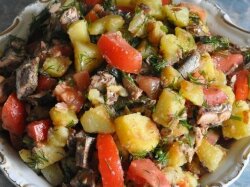 Картофельный салат со шпротами и помидорами
