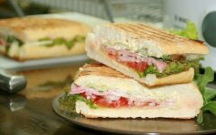 Панини с бужениной и перцем чили