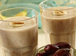 Молочный коктейль с финиками и бананом
