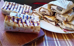 Шаверма с овощами, сыром и куриным мясом в лаваше