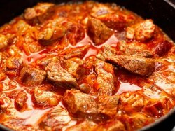 Гуляш говяжий с овощами в мультиварке