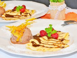 Блинчики с шоколадным соусом и банановой начинкой