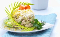 Салат «Столичный» со свежим и соленым огурцом