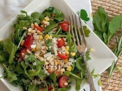 Салат с рукколой, кукурузой и помидорами