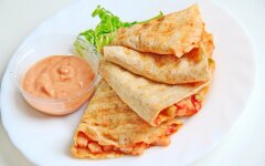 Кесадилья с куриным филе и сыром чеддер