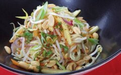 Вегетарианский салат с яичной лапшой