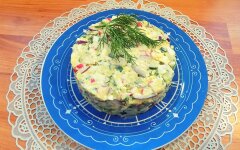 Салат с крабовыми палочками, плавленым сыром и огурцом