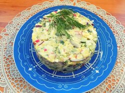 Салат с крабовыми палочками, плавленым сыром и огурцом