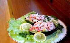 Салат из креветок и помидоров в авокадо