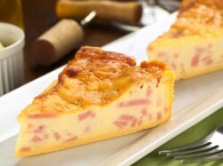 Пирог из хлеба с сыром и ветчиной