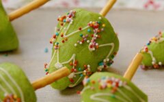 Новогодние пирожные с изюмом и орехами «Картошка-елочка»