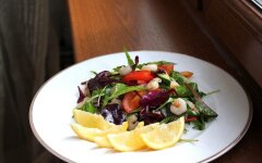 Салат с рукколой, базиликом и креветками