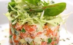 Оливье с семгой, огурцом и икрой