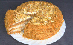 Медовый бисквитный торт со сметанным кремом и грецкими орехами