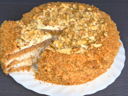 Медовый бисквитный торт со сметанным кремом и грецкими орехами
