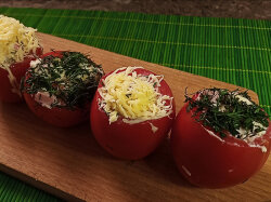 Помидоры фаршированные сыром и крабовыми палочками со сметаной