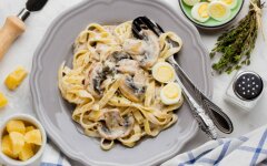 Паста с шампиньонами и орехами в сливочном соусе