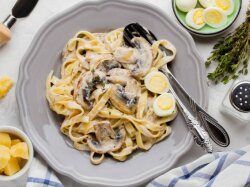 Паста с шампиньонами и орехами в сливочном соусе