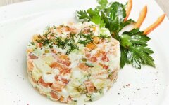 Оливье с семгой, креветками и ананасом