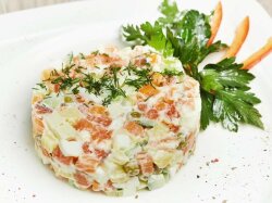 Оливье с семгой, креветками и ананасом