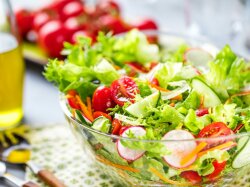 Овощной салат с горячей медовой заправкой