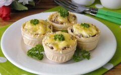 Жульен с курицей и грибами под майонезом