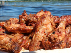 Острые куриные крылышки на углях в томатно-чесночном соусе