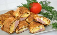 Блинчики с ветчиной, яйцом и сыром в панировке