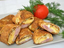 Блинчики с ветчиной, яйцом и сыром в панировке