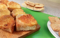 Сырные закуски — крекеры, гренки, печенья