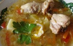 Рассольник с копченой курицей и колбасой