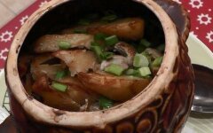 Азу из свинины с перцем чили в горшочках