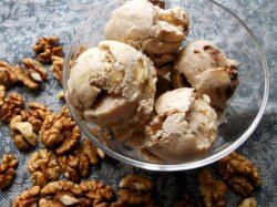 Шоколадно-банановое мороженое с грецкими орехами