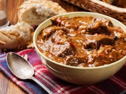 Тушеная говядина с салом в пиве