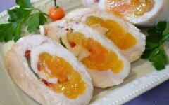 Закусочные рулетики из курицы с курагой