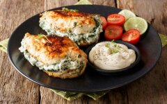 Куриные грудки с сыром и шпинатом в йогурте