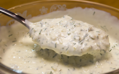 Сметанный соус с корнишонами и чесноком
