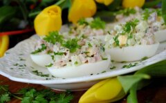 Фаршированные яйца с ветчиной и сельдереем