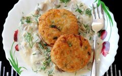 Куриные котлеты с сыром и сливочно-грибным соусом