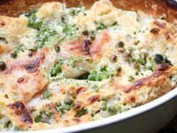 Рыба, запеченная в сливках с цветной капустой и брокколи